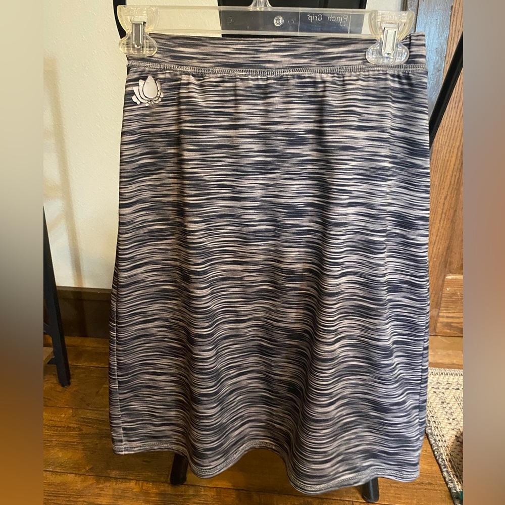 In great condition has a little wearing on the logo,  there’s attached leggings